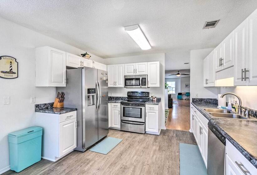 Bright Pensacola Home W/ Yard ~ 6 Mi To Beach