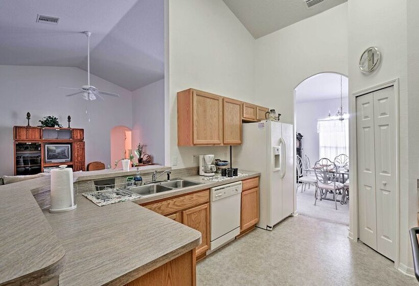 Bright Spring Hill Home: 5 Mi To Weeki Wachee Park