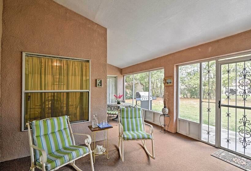 Bright Spring Hill Home: 5 Mi To Weeki Wachee Park