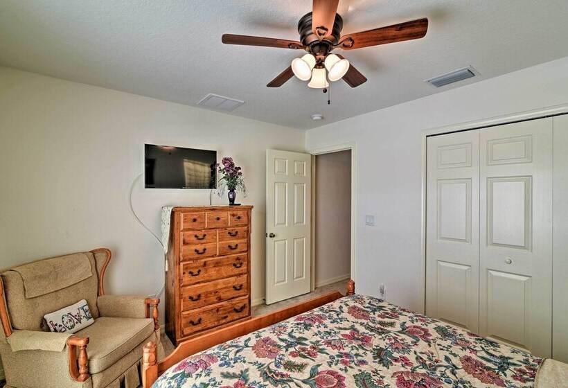 Bright Spring Hill Home: 5 Mi To Weeki Wachee Park