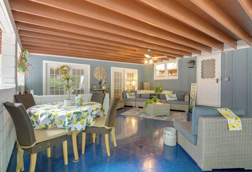 Bright Springfield Home: Walk To Nature Center!