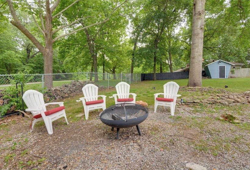 Bright Springfield Home: Walk To Nature Center!