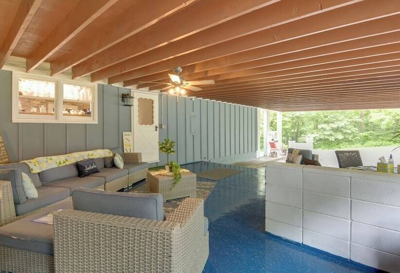 Bright Springfield Home: Walk To Nature Center!