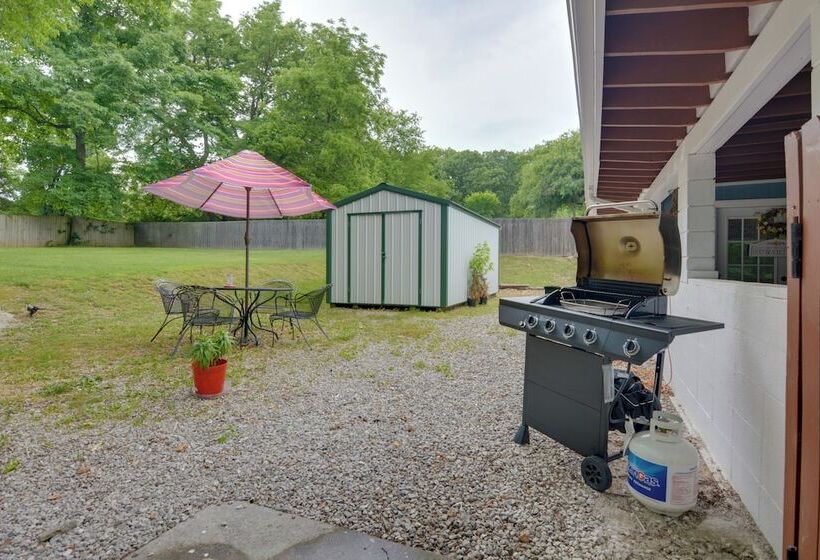 Bright Springfield Home: Walk To Nature Center!