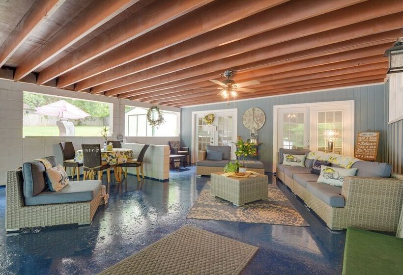 Bright Springfield Home: Walk To Nature Center!