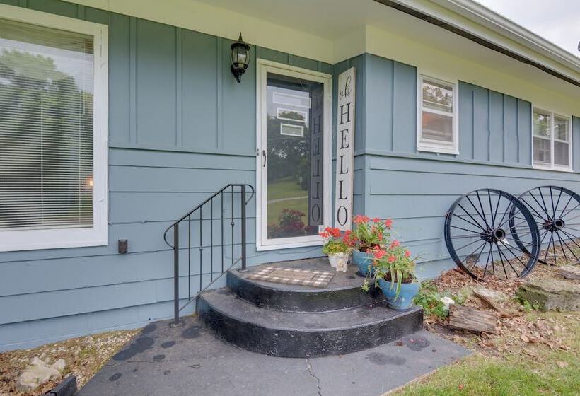 Bright Springfield Home: Walk To Nature Center!