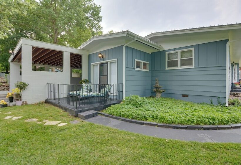 Bright Springfield Home: Walk To Nature Center!