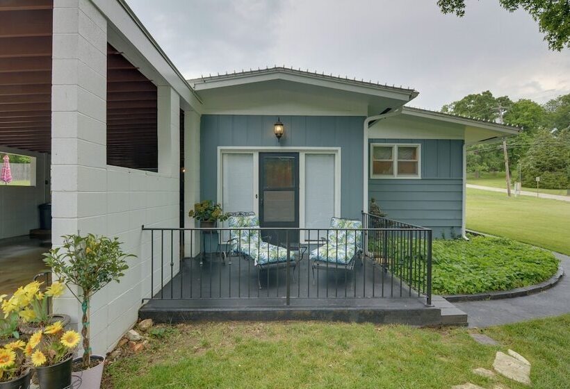 Bright Springfield Home: Walk To Nature Center!