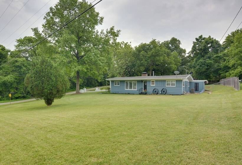 Bright Springfield Home: Walk To Nature Center!