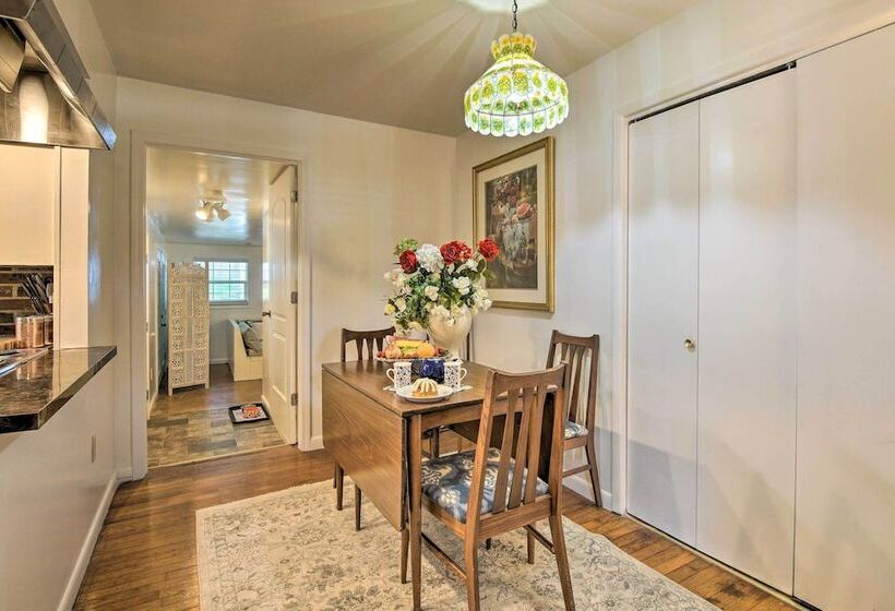 Bright Springfield Home: Walk To Nature Center!