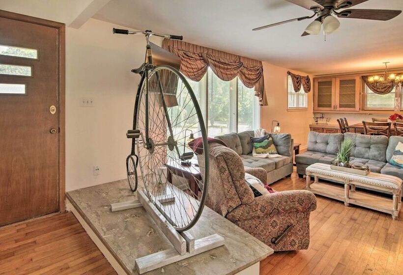 Bright Springfield Home: Walk To Nature Center!