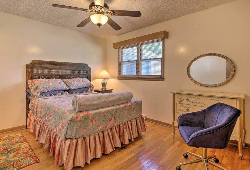 Bright Springfield Home: Walk To Nature Center!