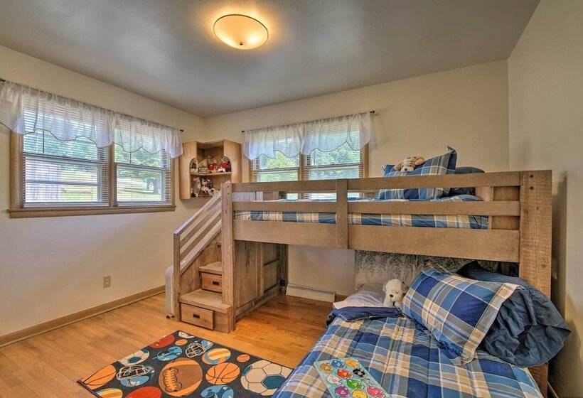 Bright Springfield Home: Walk To Nature Center!