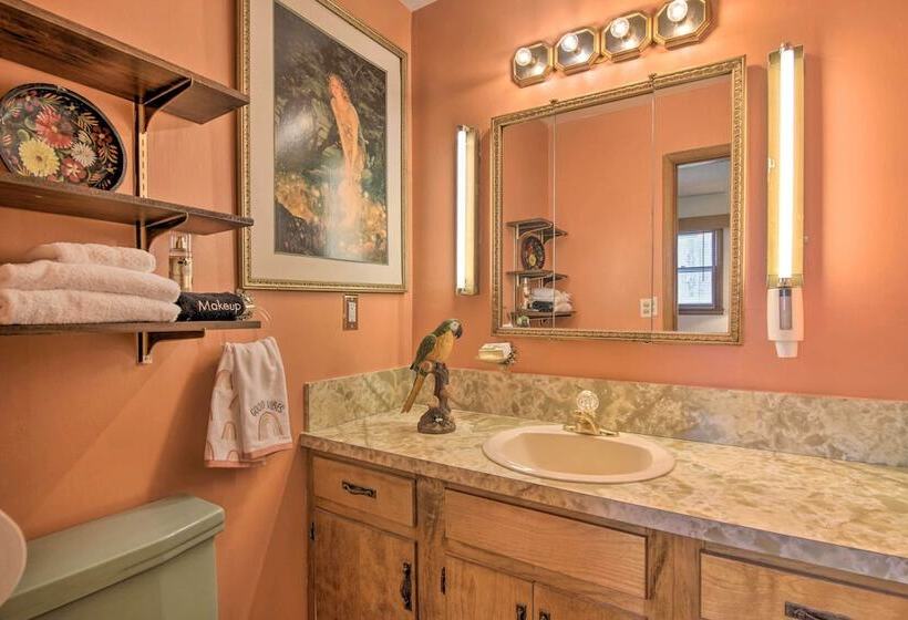 Bright Springfield Home: Walk To Nature Center!