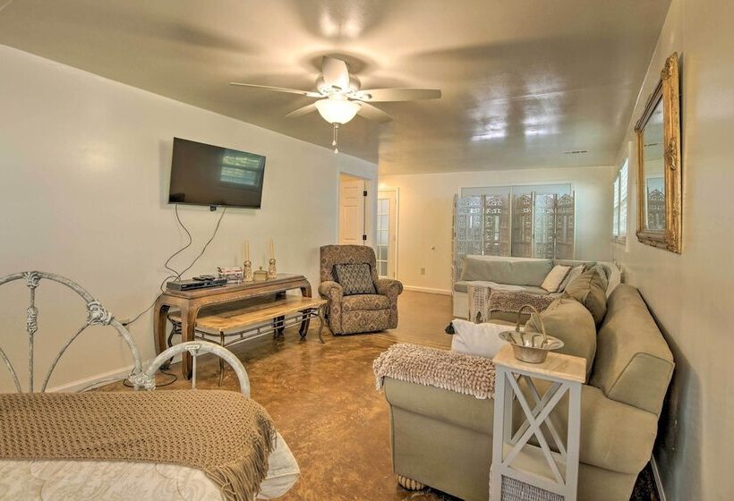 Bright Springfield Home: Walk To Nature Center!