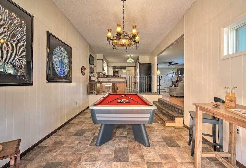 Bright Springfield Home: Walk To Nature Center!