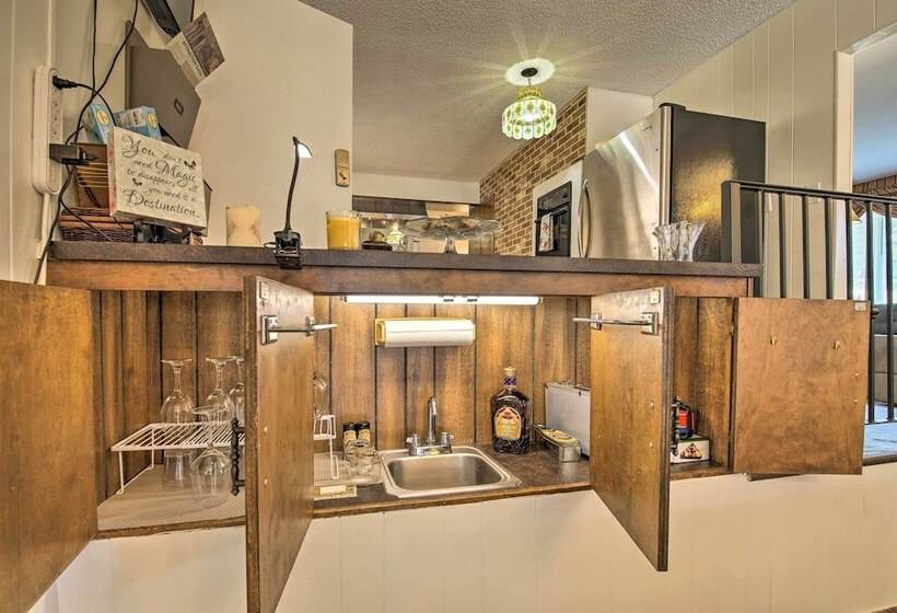 Bright Springfield Home: Walk To Nature Center!