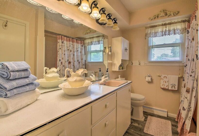 Bright Springfield Home: Walk To Nature Center!