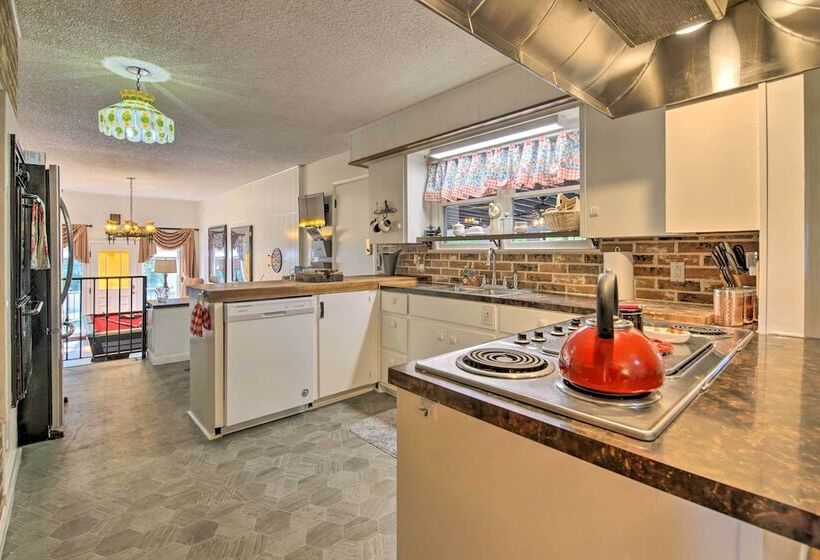 Bright Springfield Home: Walk To Nature Center!