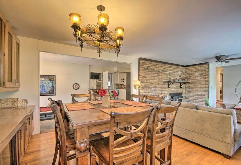 Bright Springfield Home: Walk To Nature Center!