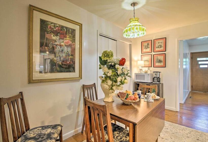 Bright Springfield Home: Walk To Nature Center!