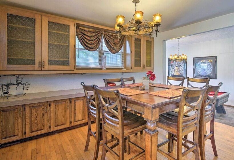 Bright Springfield Home: Walk To Nature Center!