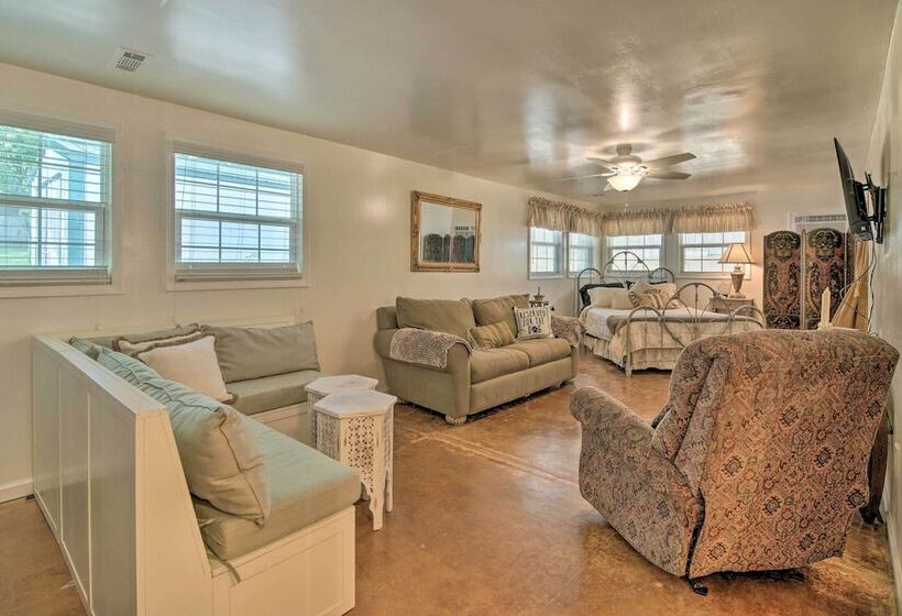 Bright Springfield Home: Walk To Nature Center!