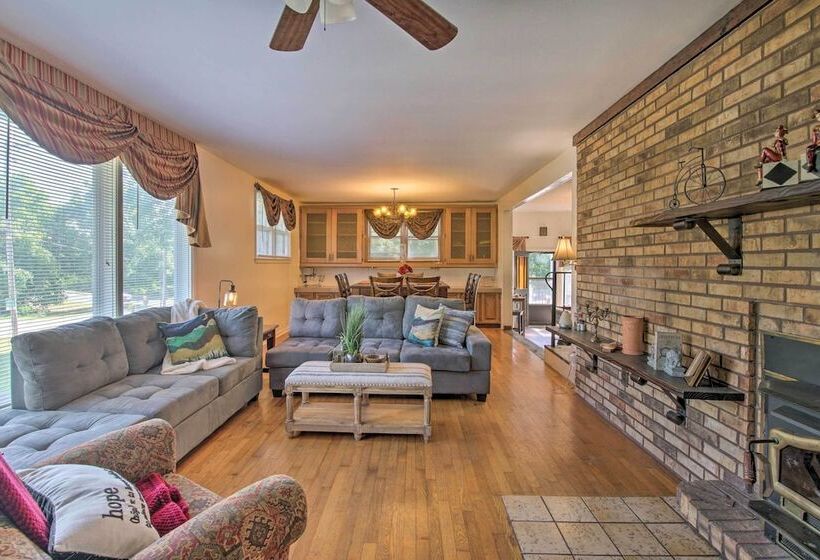 Bright Springfield Home: Walk To Nature Center!