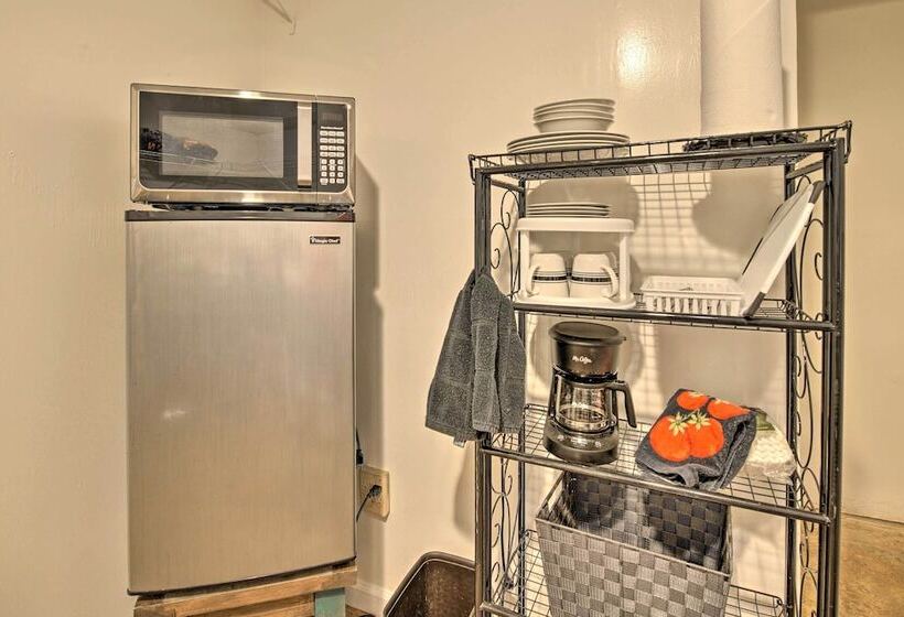 Bright Springfield Home: Walk To Nature Center!