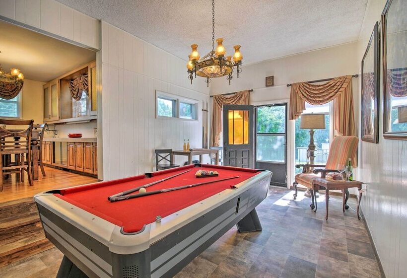 Bright Springfield Home: Walk To Nature Center!