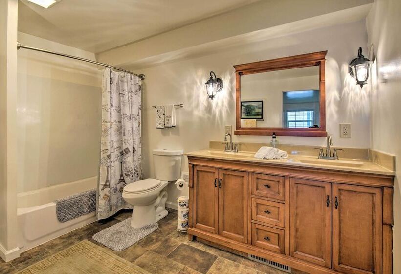 Bright Springfield Home: Walk To Nature Center!