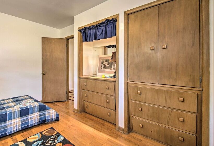 Bright Springfield Home: Walk To Nature Center!