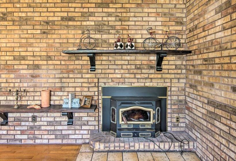 Bright Springfield Home: Walk To Nature Center!