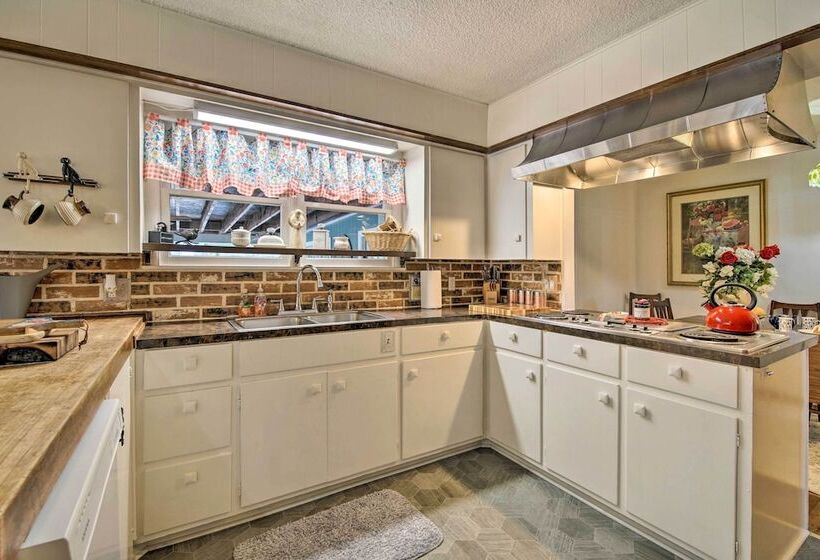 Bright Springfield Home: Walk To Nature Center!