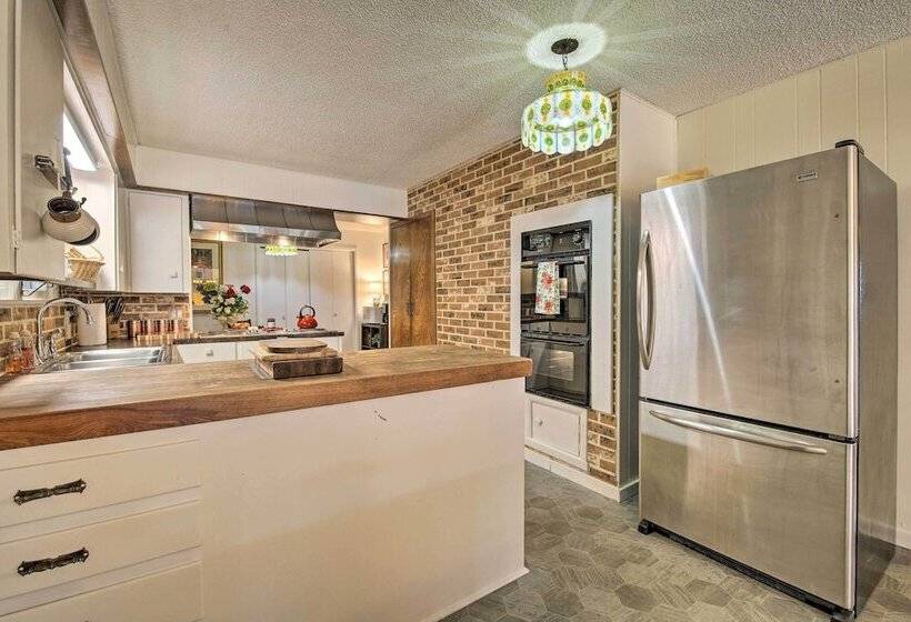 Bright Springfield Home: Walk To Nature Center!