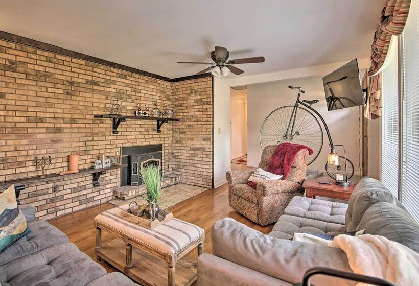 Bright Springfield Home: Walk To Nature Center!