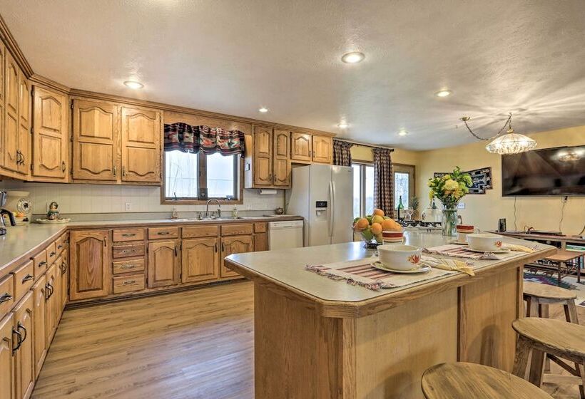 Missouri Getaway W/ Pasture Views & Patio!