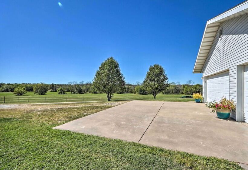 Missouri Getaway W/ Pasture Views & Patio!