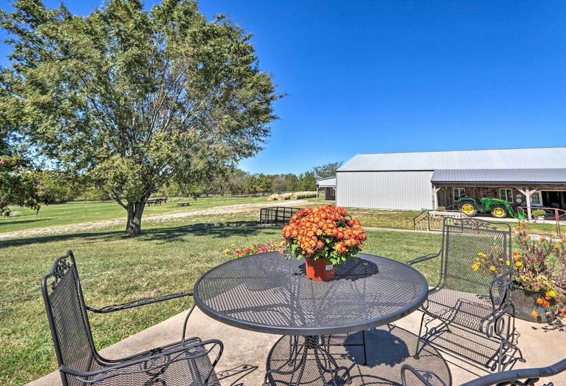 Missouri Getaway W/ Pasture Views & Patio!