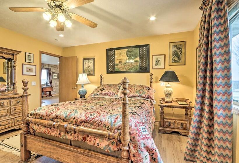 Missouri Getaway W/ Pasture Views & Patio!