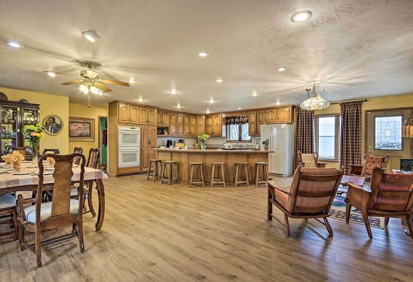 Missouri Getaway W/ Pasture Views & Patio!