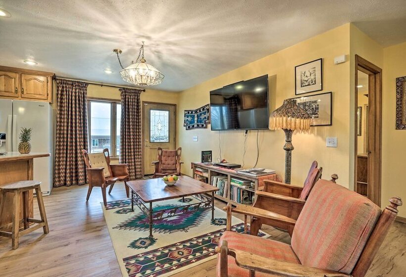 Missouri Getaway W/ Pasture Views & Patio!