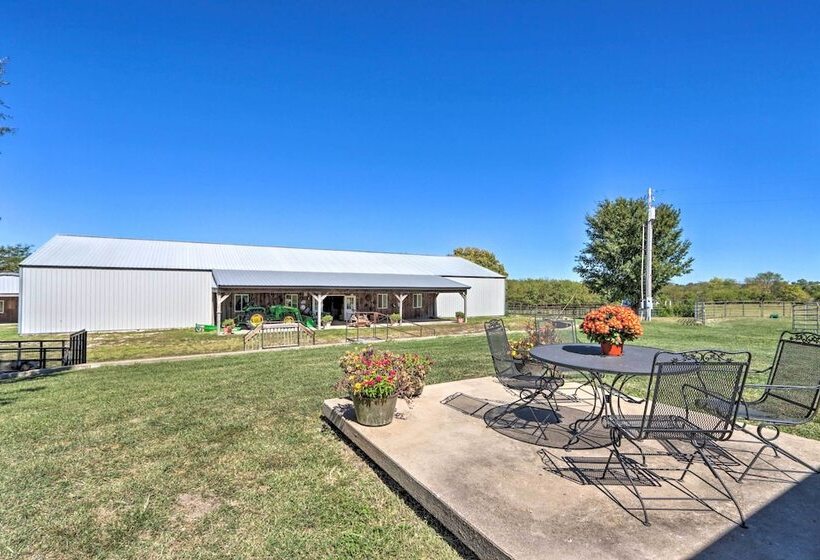 Missouri Getaway W/ Pasture Views & Patio!