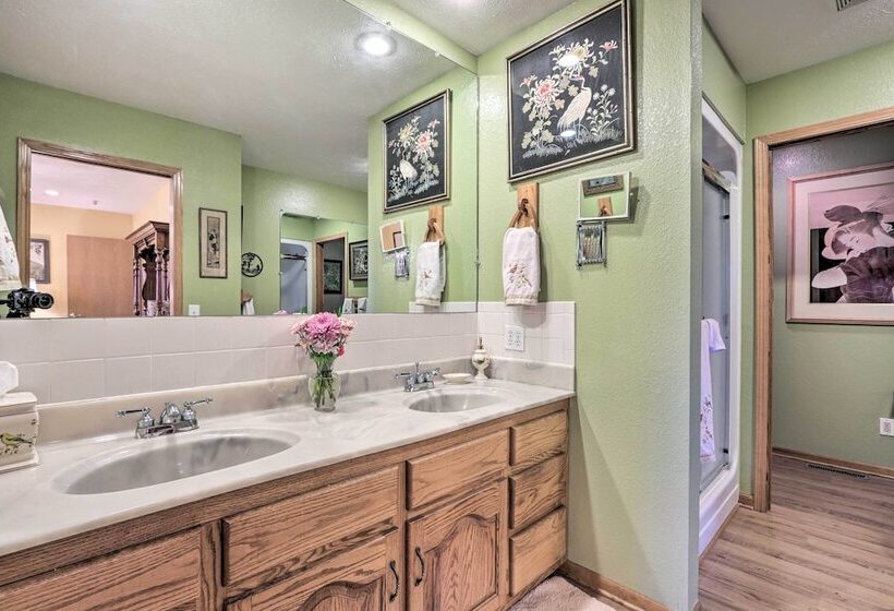 Missouri Getaway W/ Pasture Views & Patio!