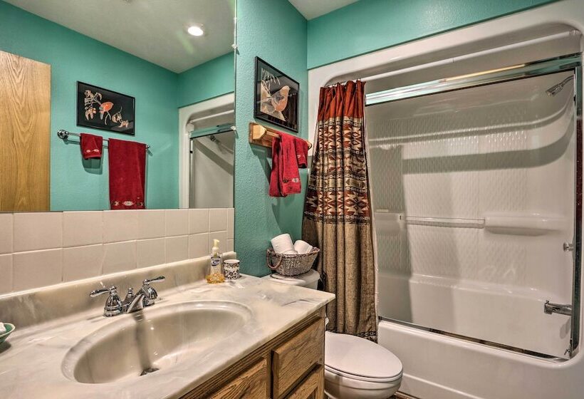 Missouri Getaway W/ Pasture Views & Patio!