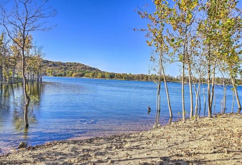 Cabin On Table Rock Lake W/ Hot Tub & Fire Pit!
