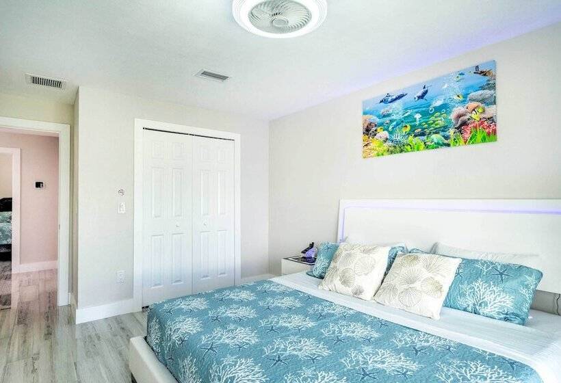 Outdoor Entertainment Oasis: Cape Coral Home