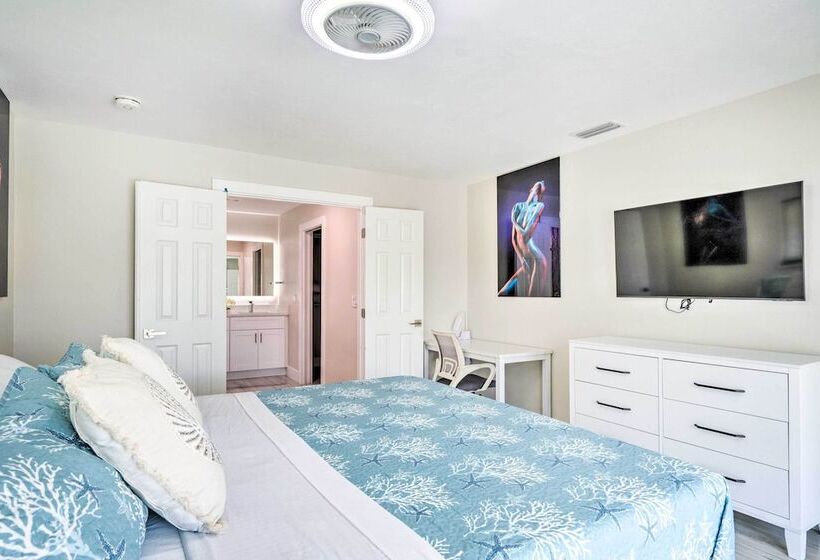 Outdoor Entertainment Oasis: Cape Coral Home