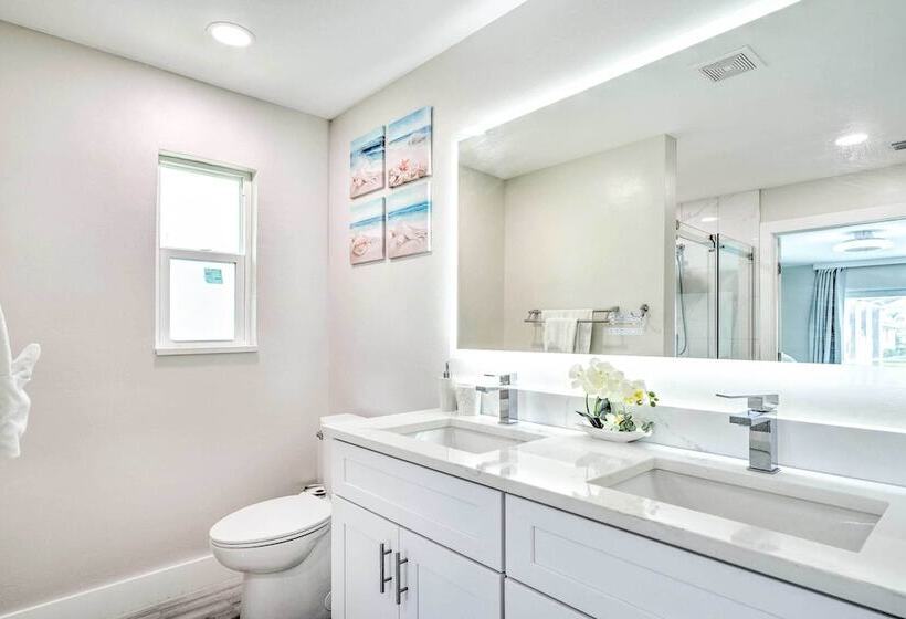 Outdoor Entertainment Oasis: Cape Coral Home