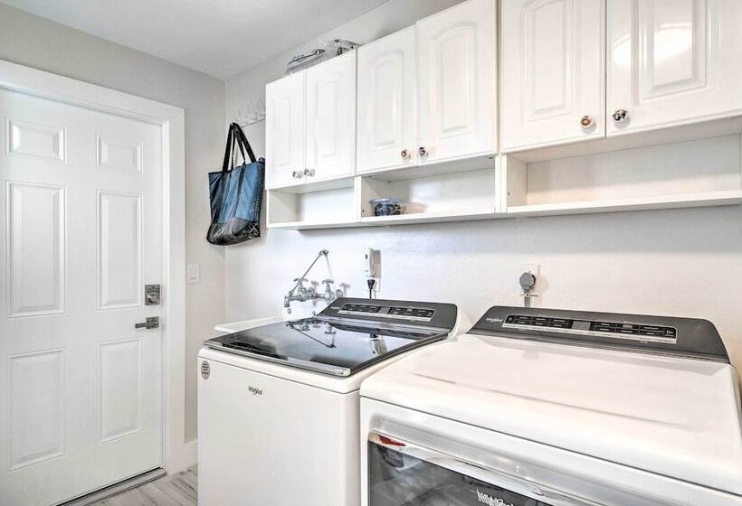 Outdoor Entertainment Oasis: Cape Coral Home